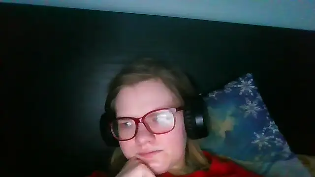 Snapshot of Moonolighta chatting on February 17, 3:20 pm Moonolighta online show from February 17, 3:20 pm