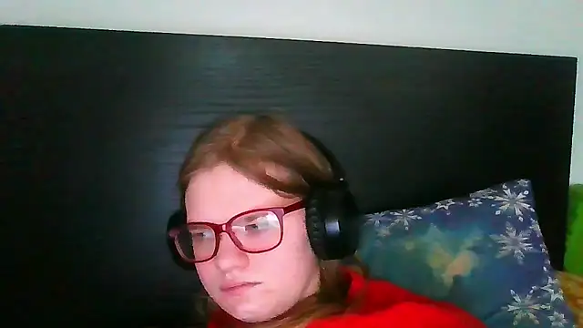 Snapshot of Moonolighta chatting on February 14, 10:04 am Moonolighta online show from February 14, 10:04 am