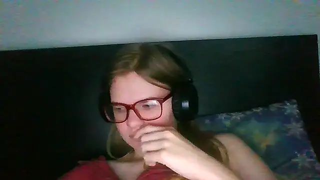 Snapshot of Moonolighta chatting on September 30, 6:52 am Moonolighta online show from September 30, 6:52 am