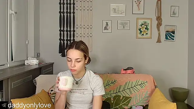 Snapshot of daddyonlyloveme chatting on November 9, 9:08 pm daddyonlyloveme online show from November 9, 9:08 pm