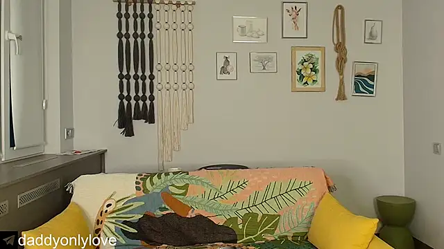 Snapshot of daddyonlyloveme chatting on October 31, 9:11 pm daddyonlyloveme online show from October 31, 9:11 pm