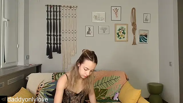 Snapshot of daddyonlyloveme chatting on November 1, 8:14 pm daddyonlyloveme online show from November 1, 8:14 pm