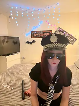 Snapshot of NaughtyLittleLouise chatting on October 24, 10:09 pm NaughtyLittleLouise online show from October 24, 10:09 pm