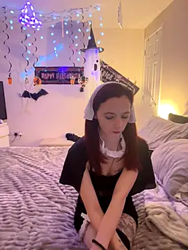 Snapshot of NaughtyLittleLouise chatting on October 25, 10:10 pm NaughtyLittleLouise online show from October 25, 10:10 pm