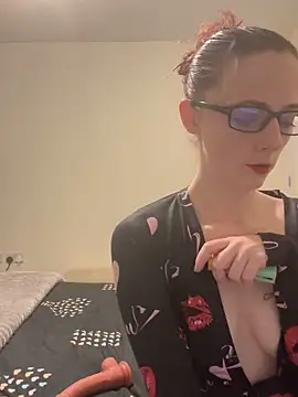 Snapshot of NaughtyLittleLouise chatting on November 23, 10:53 pm NaughtyLittleLouise online show from November 23, 10:53 pm