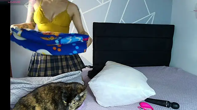 karlamoon23 online show from March 25, 8:30 pm