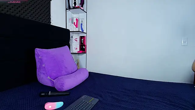 karlamoon23 online show from April 9, 8:26 pm