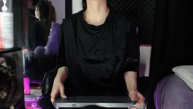 karlamoon23 online show from November 20, 6:30 pm