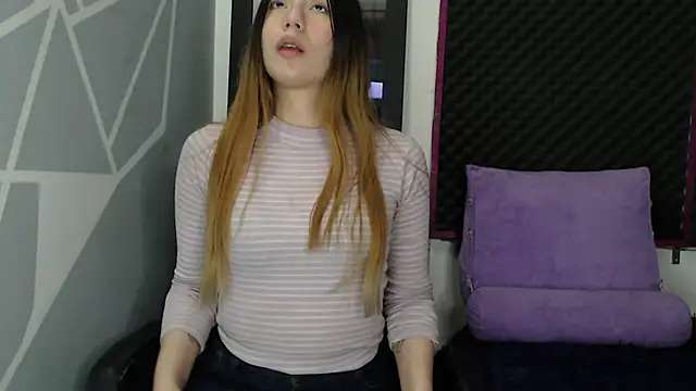 karlamoon23 online show from December 4, 9:25 pm