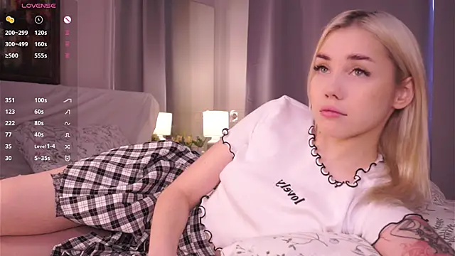 Snapshot of LilianBenskin chatting on December 19, 6:16 am LilianBenskin online show from December 19, 6:16 am