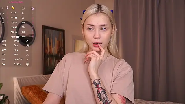 Snapshot of LilianBenskin chatting on December 5, 5:28 am LilianBenskin online show from December 5, 5:28 am