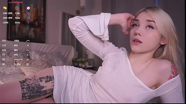 Snapshot of LilianBenskin chatting on December 20, 6:27 am LilianBenskin online show from December 20, 6:27 am