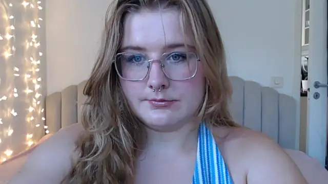 Snapshot of AgnesRoseCams chatting on June 30, 10:48 am AgnesRoseCams online show from June 30, 10:48 am