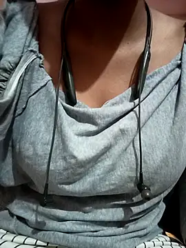 kaviyaponnu0987 online show from April 1, 9:01 pm