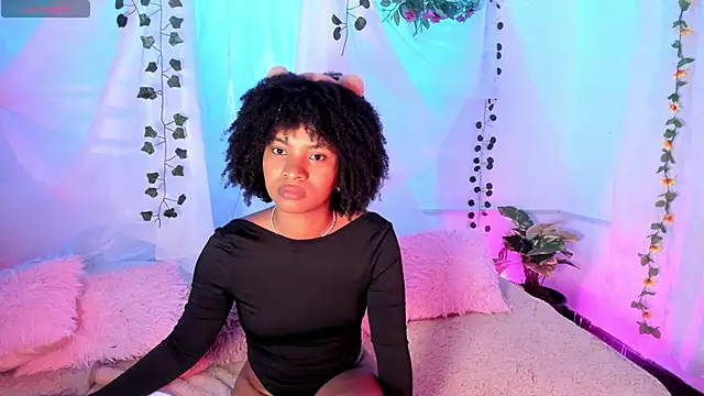 Snapshot of Lolalewis777 chatting on February 7, 10:29 pm Lolalewis777 online show from February 7, 10:29 pm