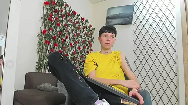 LiamBrown09 online show from June 24, 7:22 pm
