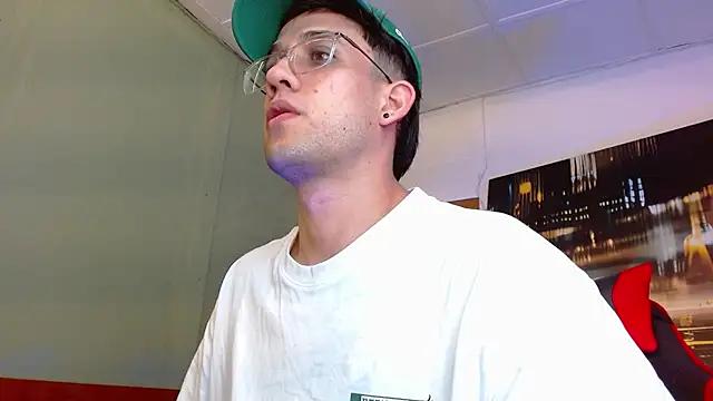 Snapshot of alexgiraldo__ chatting on June 20, 1:10 am alexgiraldo online show from June 20, 1:10 am