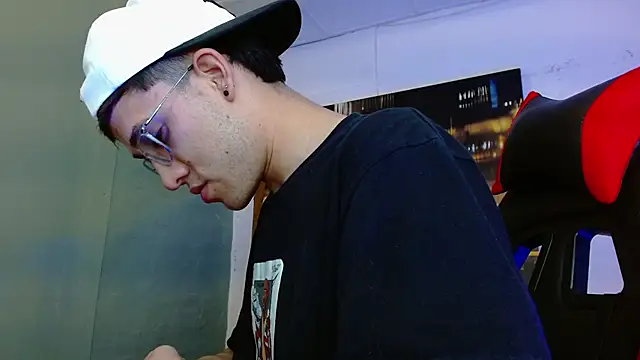 Snapshot of alexgiraldo__ chatting on May 21, 1:03 am alexgiraldo online show from May 21, 1:03 am