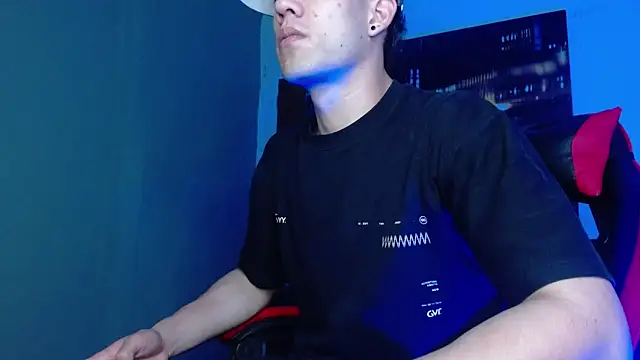 Snapshot of alexgiraldo__ chatting on May 9, 1:42 am alexgiraldo online show from May 9, 1:42 am