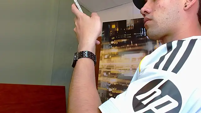 Snapshot of alexgiraldo__ chatting on June 12, 3:04 am alexgiraldo online show from June 12, 3:04 am