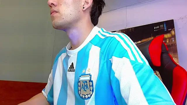 Snapshot of alexgiraldo__ chatting on June 17, 5:56 pm alexgiraldo online show from June 17, 5:56 pm