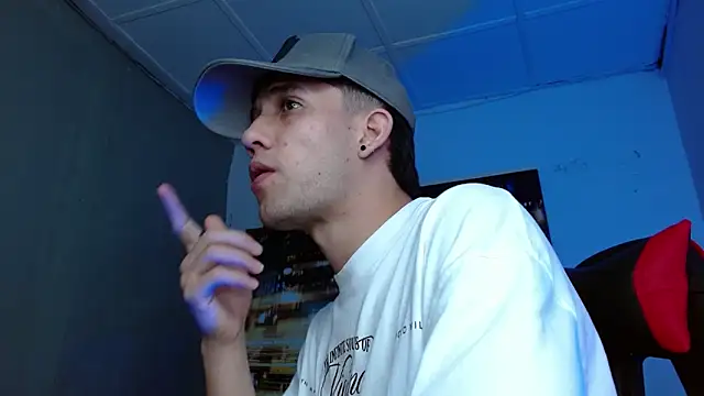 Snapshot of alexgiraldo__ chatting on May 16, 11:48 pm alexgiraldo online show from May 16, 11:48 pm