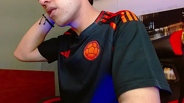 Snapshot of alexgiraldo__ chatting on June 18, 1:49 pm alexgiraldo online show from June 18, 1:49 pm