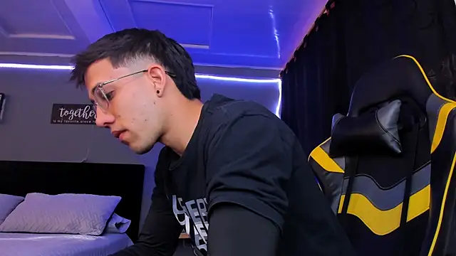 alexgiraldo   online show from December 2, 11:56 am