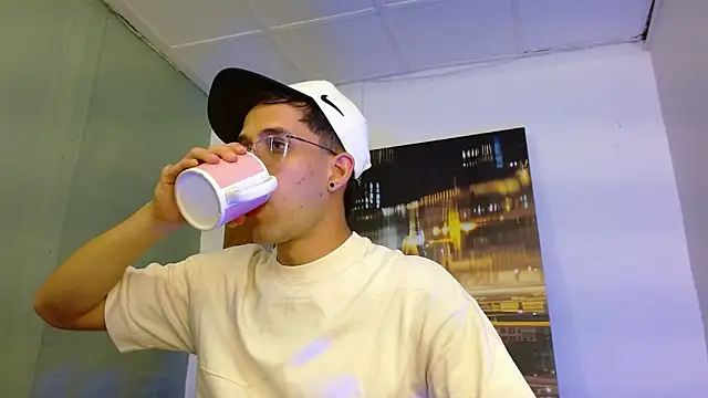alexgiraldo   online show from March 28, 4:24 am