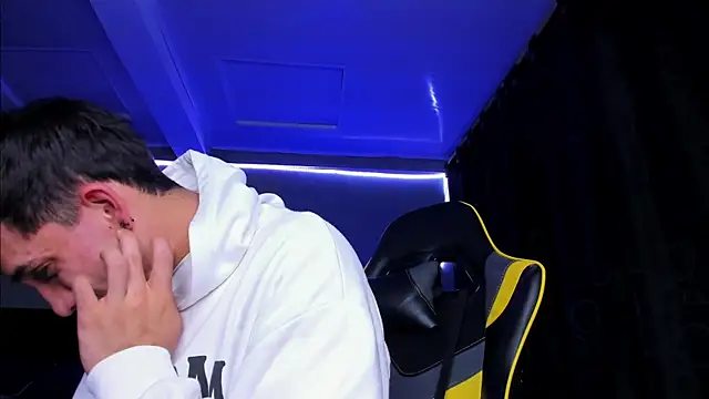 alexgiraldo   online show from October 31, 4:31 am