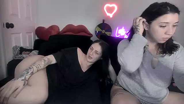 Snapshot of torithequeen chatting on February 11, 2:44 am torithequeen online show from February 11, 2:44 am