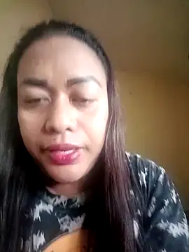 Snapshot of EmmaKantutera chatting on December 5, 8:35 am EmmaKantutera online show from December 5, 8:35 am