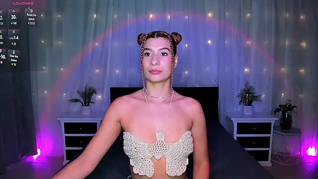 Snapshot of Evolet_Bee chatting on February 20, 12:29 pm Evolet Bee online show from February 20, 12:29 pm