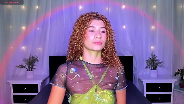 Snapshot of Evolet_Bee chatting on February 22, 12:18 pm Evolet Bee online show from February 22, 12:18 pm