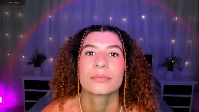 Snapshot of Evolet_Bee chatting on December 20, 11:35 am Evolet Bee online show from December 20, 11:35 am