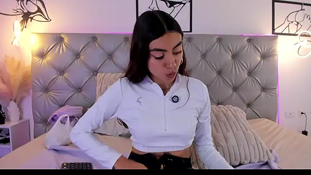 Naughty Couple83 online show from April 15, 4:44 pm