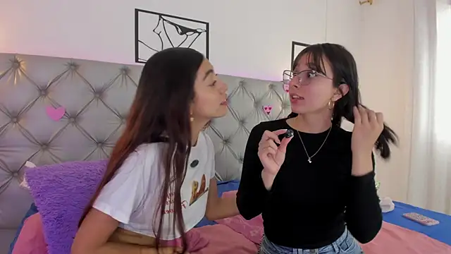 Naughty Couple83 online show from March 25, 5:34 pm