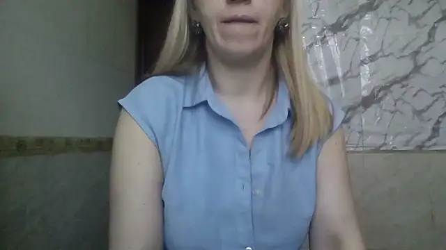 Snapshot of MiyaHottie chatting on February 16, 4:33 am MiyaHottie online show from February 16, 4:33 am