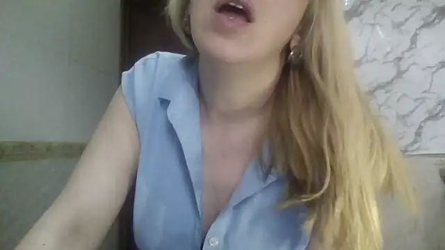 Snapshot of MiyaHottie chatting on February 28, 4:34 am MiyaHottie online show from February 28, 4:34 am