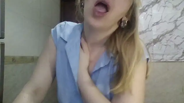 Snapshot of MiyaHottie chatting on February 15, 2:45 am MiyaHottie online show from February 15, 2:45 am