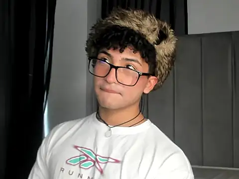 Snapshot of Valentin0_3 chatting on October 26, 7:58 pm Valentin0 3 online show from October 26, 7:58 pm