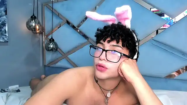 Snapshot of Valentin0_3 chatting on November 6, 9:08 pm Valentin0 3 online show from November 6, 9:08 pm