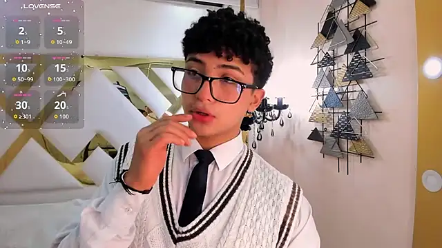 Snapshot of Valentin0_3 chatting on October 23, 11:53 am Valentin0 3 online show from October 23, 11:53 am