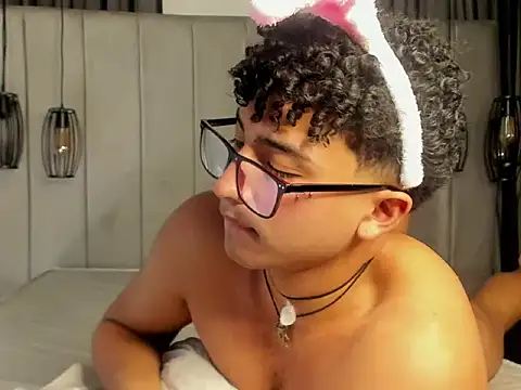 Snapshot of Valentin0_3 chatting on November 10, 7:08 pm Valentin0 3 online show from November 10, 7:08 pm