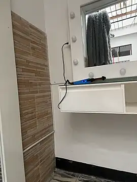 Snapshot of MaddyGray_ chatting on November 29, 6:08 pm MaddyGray online show from November 29, 6:08 pm