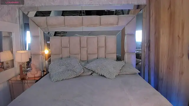 Snapshot of MaddyGray_ chatting on November 2, 11:04 am MaddyGray online show from November 2, 11:04 am