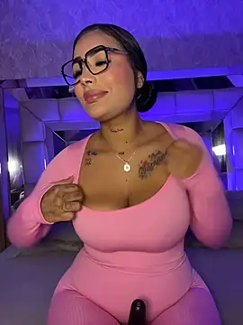 Snapshot of MaddyGray_ chatting on December 3, 7:13 pm MaddyGray online show from December 3, 7:13 pm