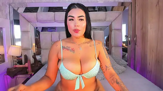 Snapshot of MaddyGray_ chatting on November 21, 7:13 pm MaddyGray online show from November 21, 7:13 pm