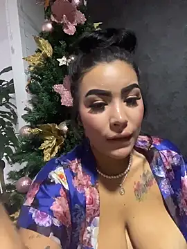 Snapshot of MaddyGray_ chatting on December 4, 7:18 am MaddyGray online show from December 4, 7:18 am