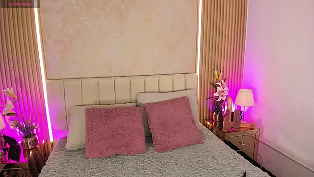 MaddyGray  online show from April 25, 6:05 pm